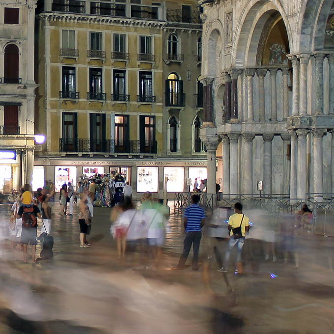 14 - Venditore di luci blu.jpg